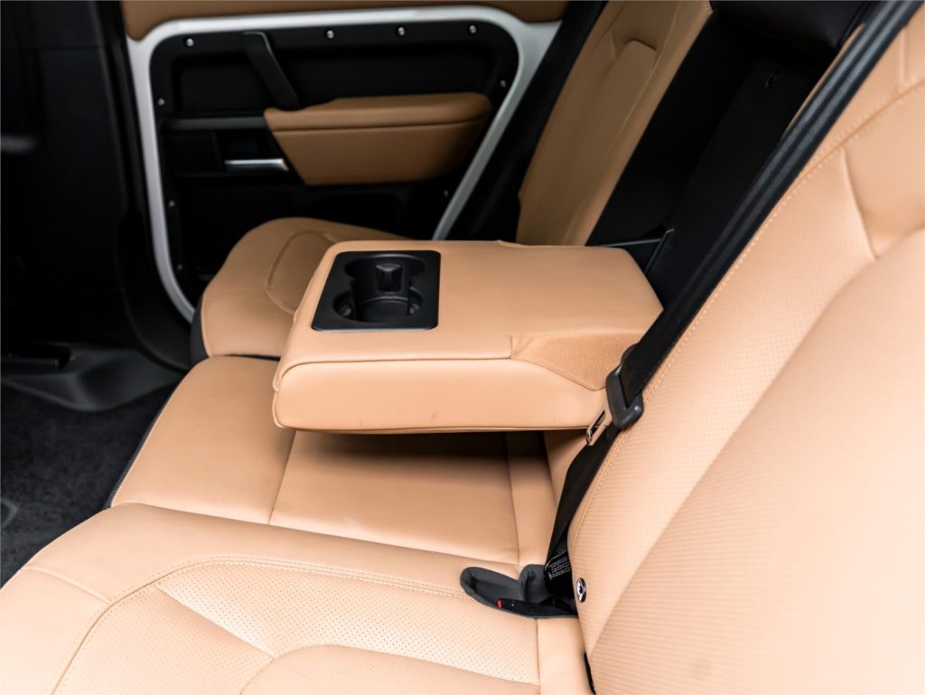2025 Land Rover Defender 110 V8 — photo 8