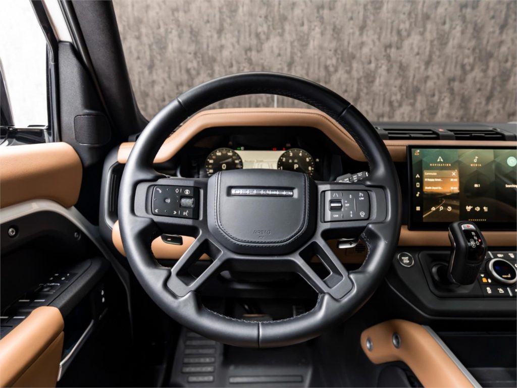 2025 Land Rover Defender 110 V8 — photo 13