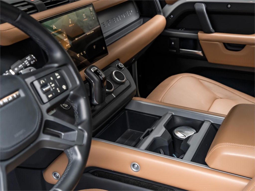 2025 Land Rover Defender 110 V8 — photo 5
