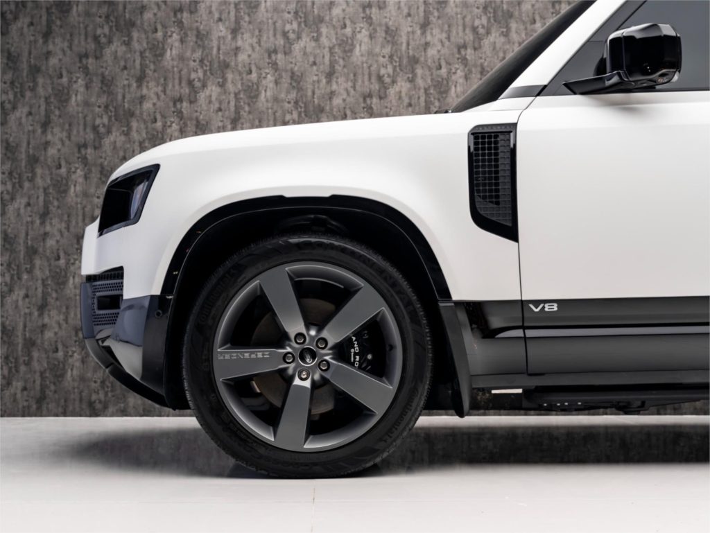2025 Land Rover Defender 110 V8 — photo 2
