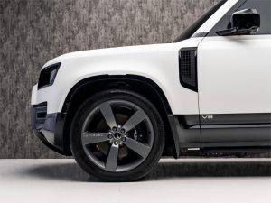 2025 Land Rover Defender 110 V8 — photo 2