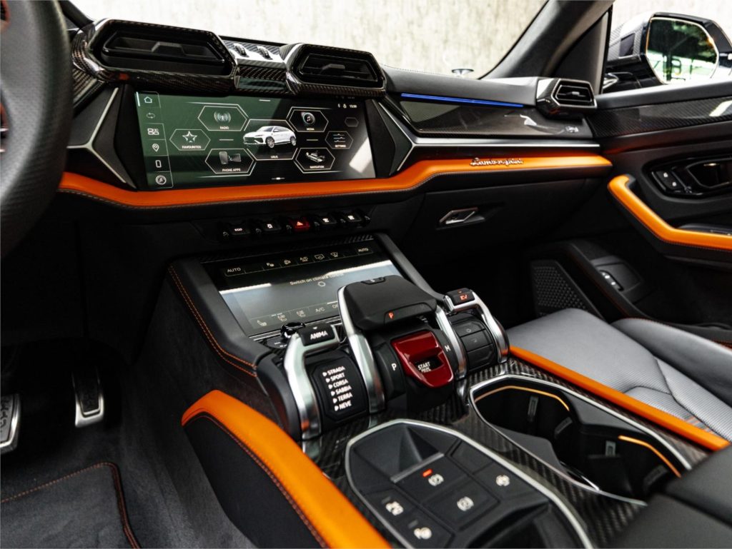 2025 Lamborghini Urus — photo 18