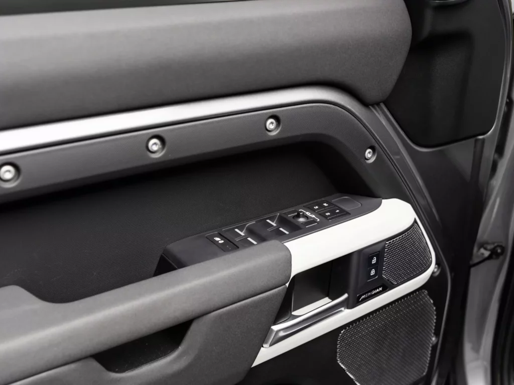 2023 Land Rover Defender 110 SE P400 — photo 19