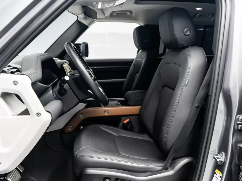 2023 Land Rover Defender 110 SE P400 — photo 10