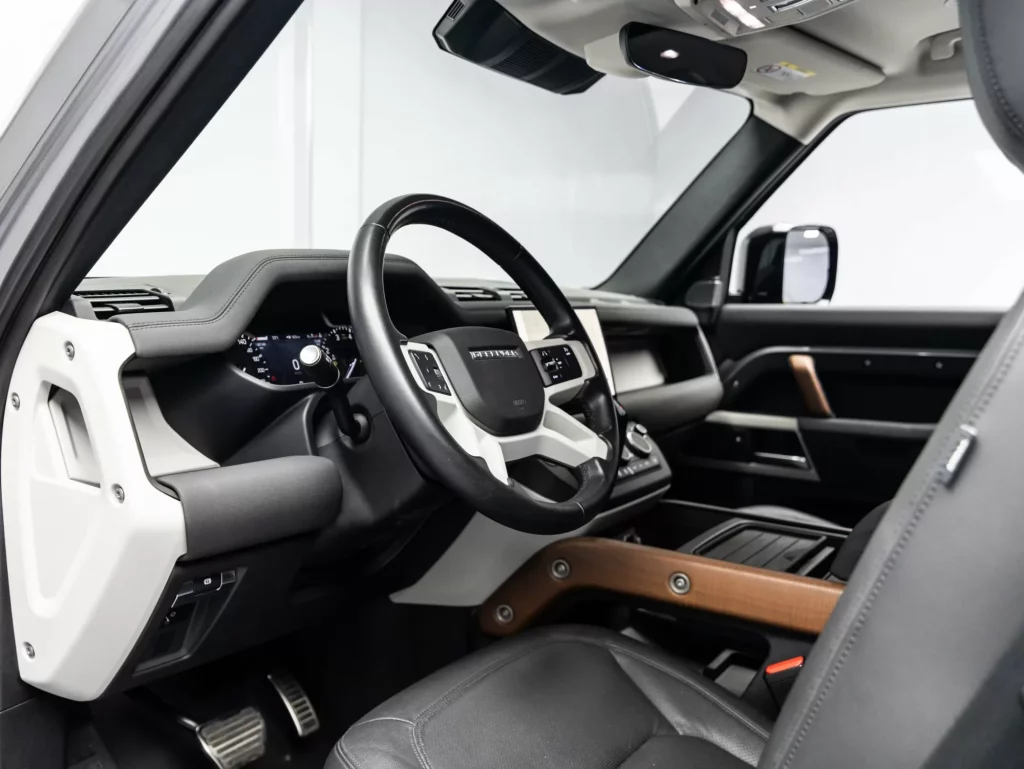 2023 Land Rover Defender 110 SE P400 — photo 11