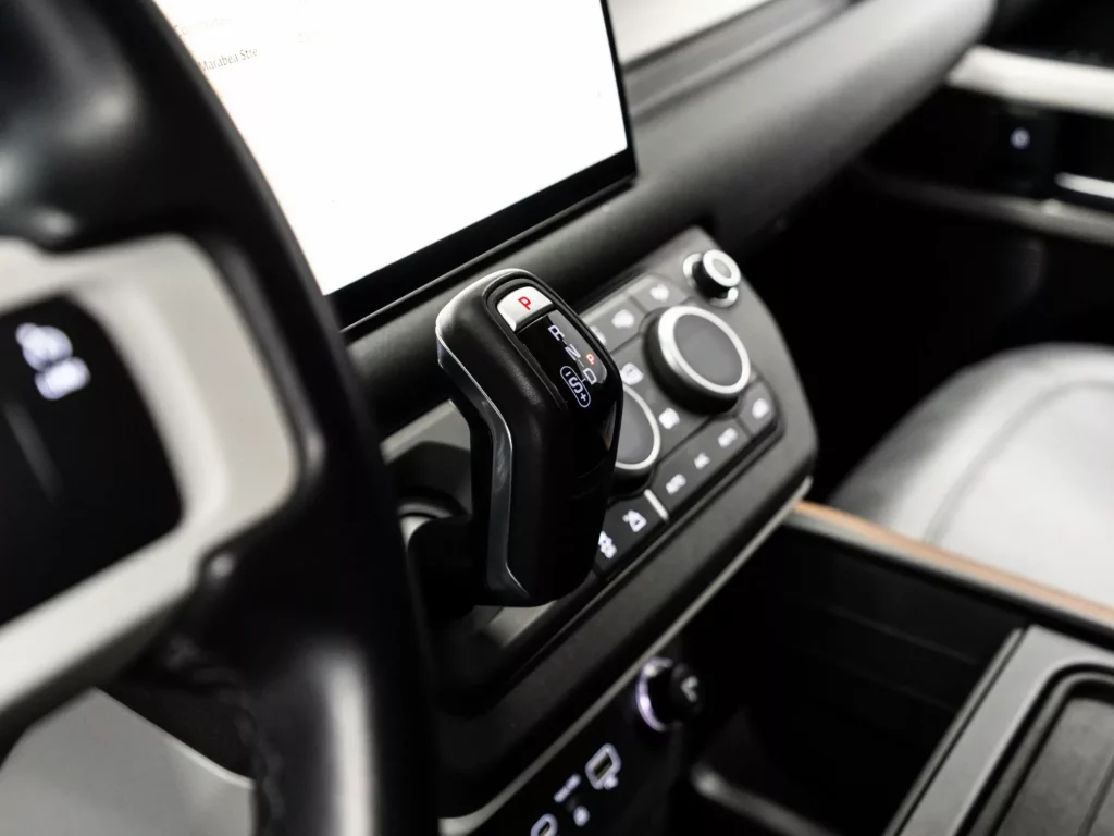 2023 Land Rover Defender 110 SE P400 — photo 16