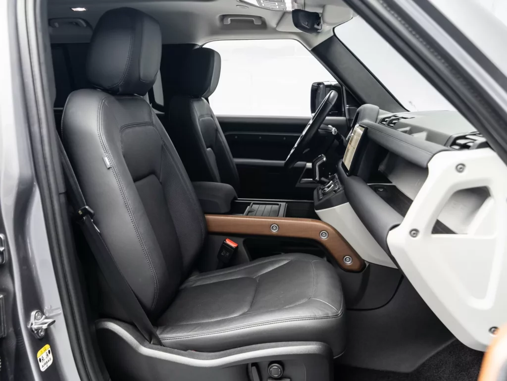 2023 Land Rover Defender 110 SE P400 — photo 9