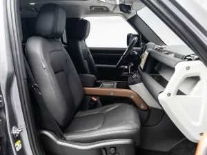 2023 Land Rover Defender 110 SE P400 — photo 9