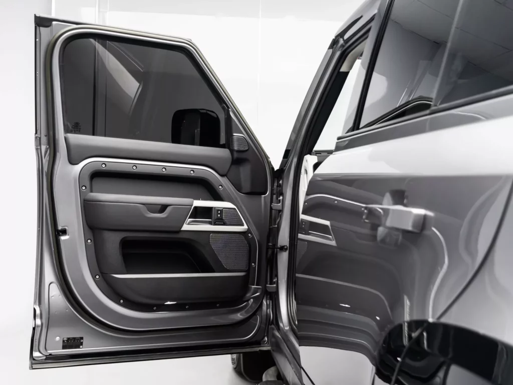 2023 Land Rover Defender 110 SE P400 — photo 8