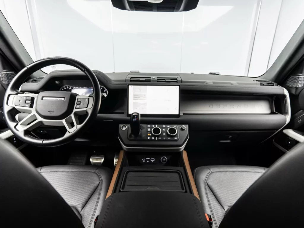 2023 Land Rover Defender 110 SE P400 — photo 15