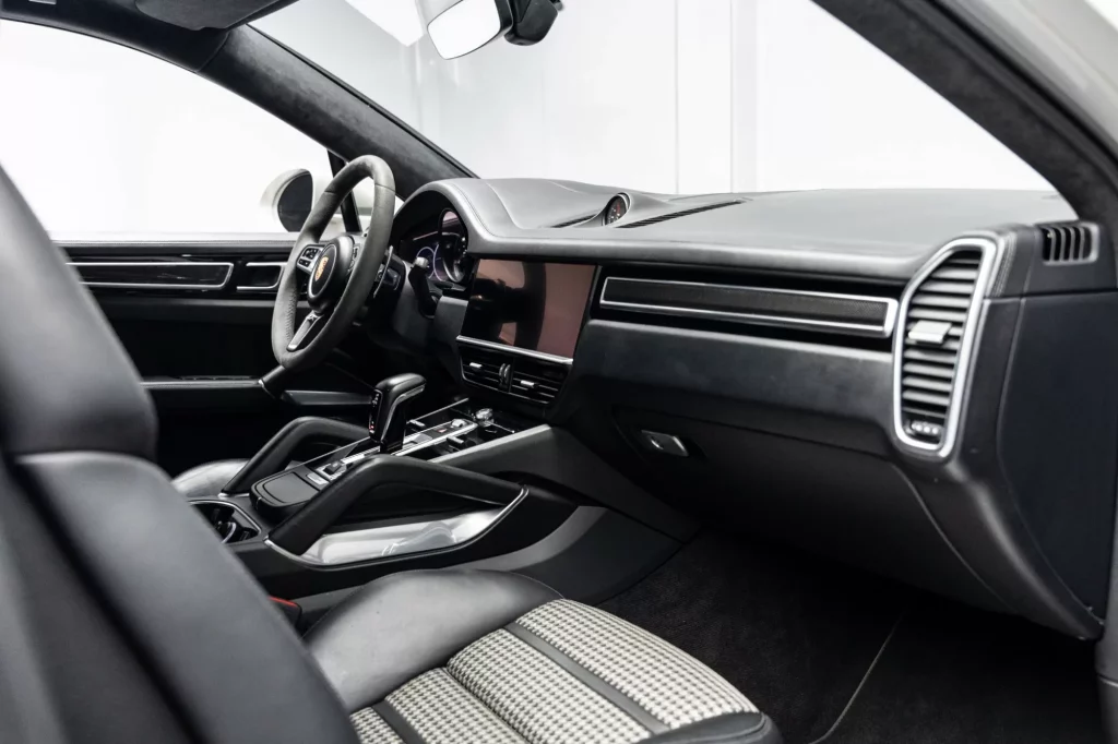 2020 Porsche Cayenne Turbo — photo 12
