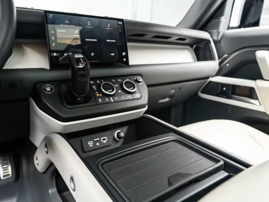 2024 Land Rover Defender 110 P400 HSE — photo 15