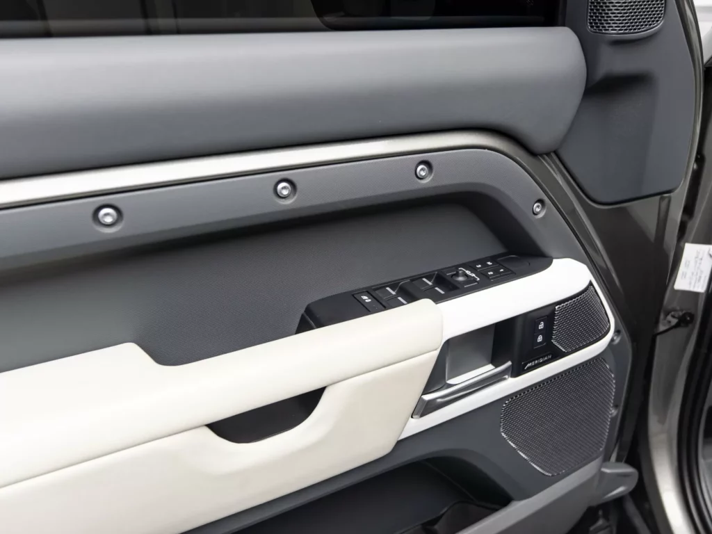 2024 Land Rover Defender 110 P400 HSE — photo 8