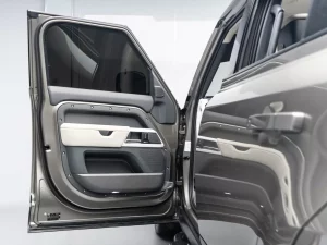 2024 Land Rover Defender 110 P400 HSE — photo 7