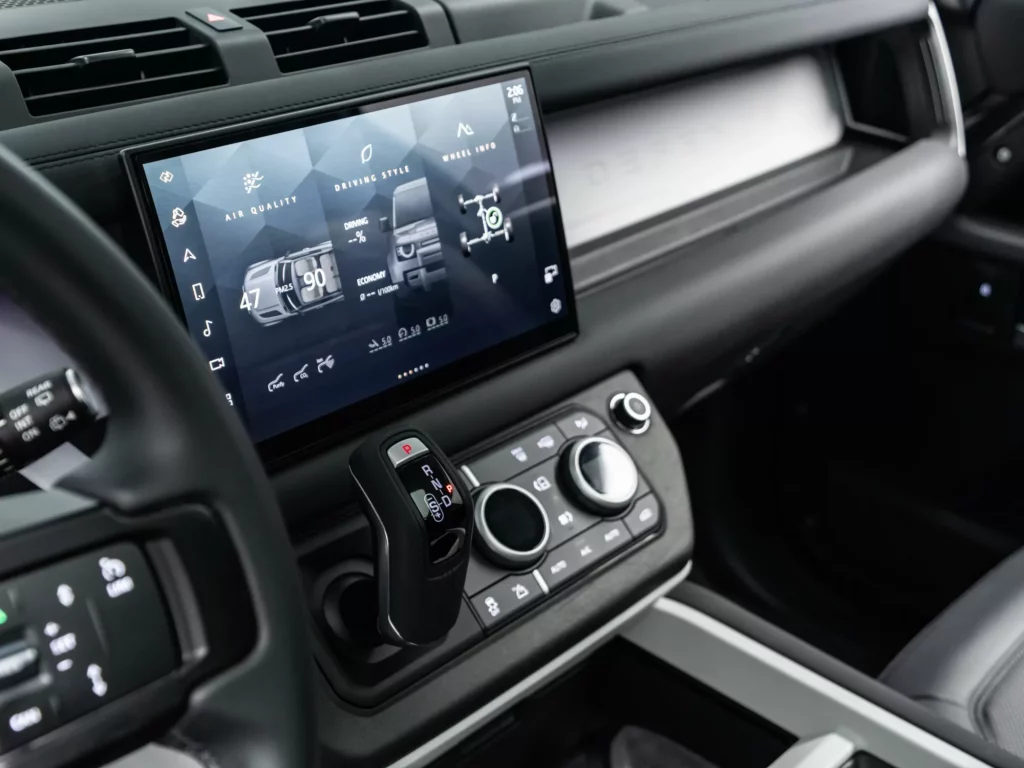 2025 Land Rover Defender 90 P300 S — photo 15