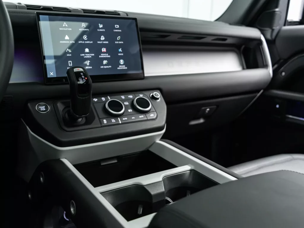 2025 Land Rover Defender 90 P300 S — photo 16