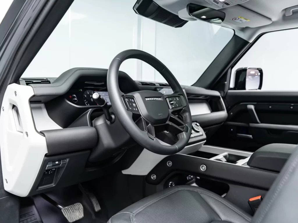 2025 Land Rover Defender 90 P300 S — photo 10