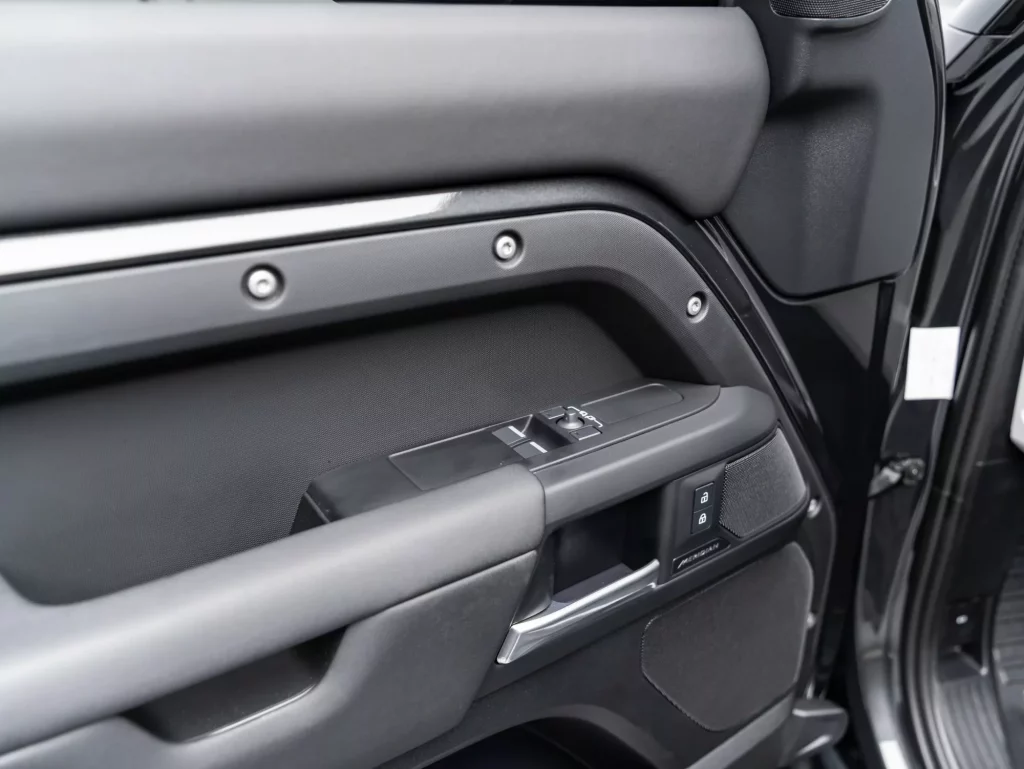 2025 Land Rover Defender 90 P300 S — photo 19