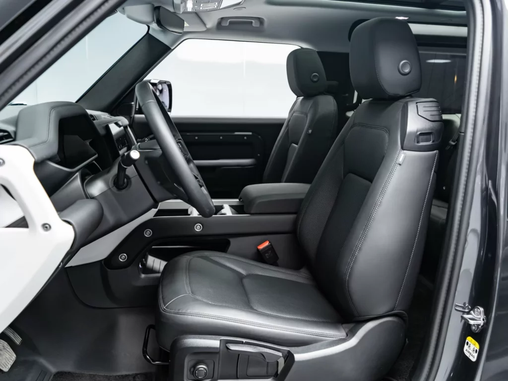 2025 Land Rover Defender 90 P300 S — photo 9