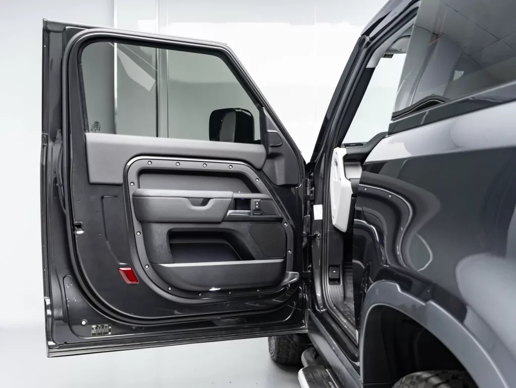 2025 Land Rover Defender 90 P300 S — photo 7