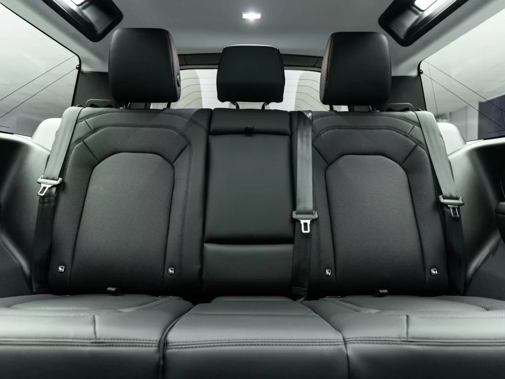 2025 Land Rover Defender 90 P300 S — photo 18