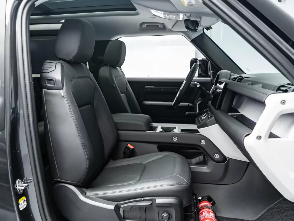 2025 Land Rover Defender 90 P300 S — photo 8