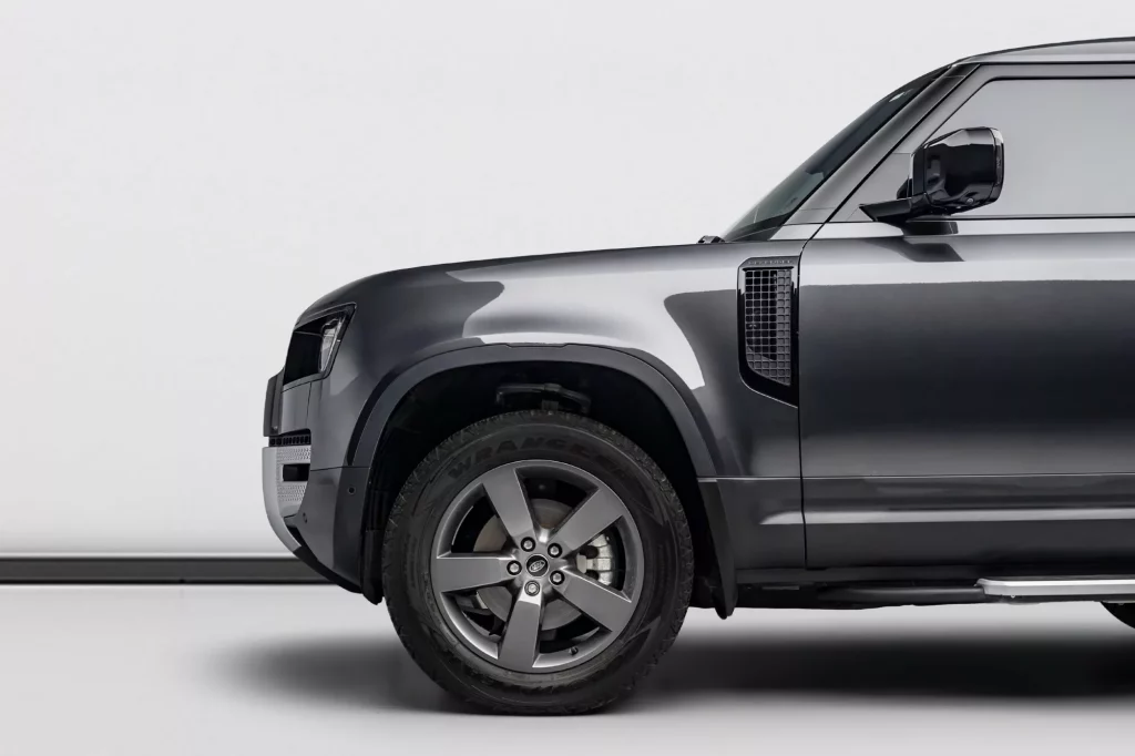 2025 Land Rover Defender 90 P300 S — photo 6
