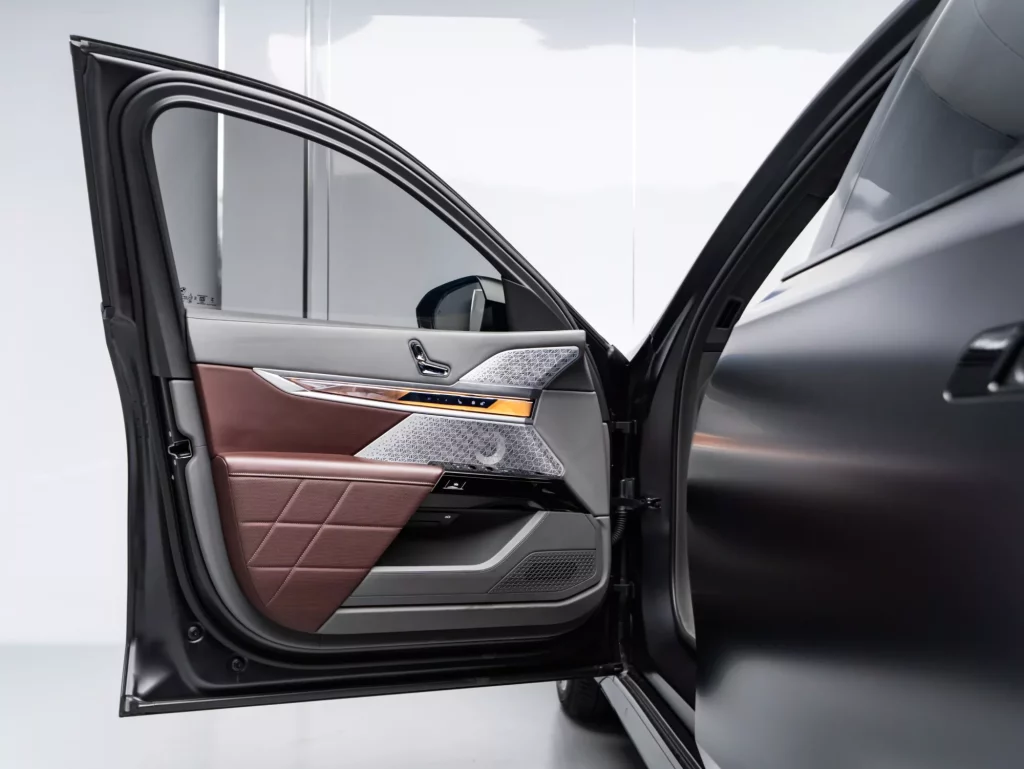 2025 BMW 760i — photo 7