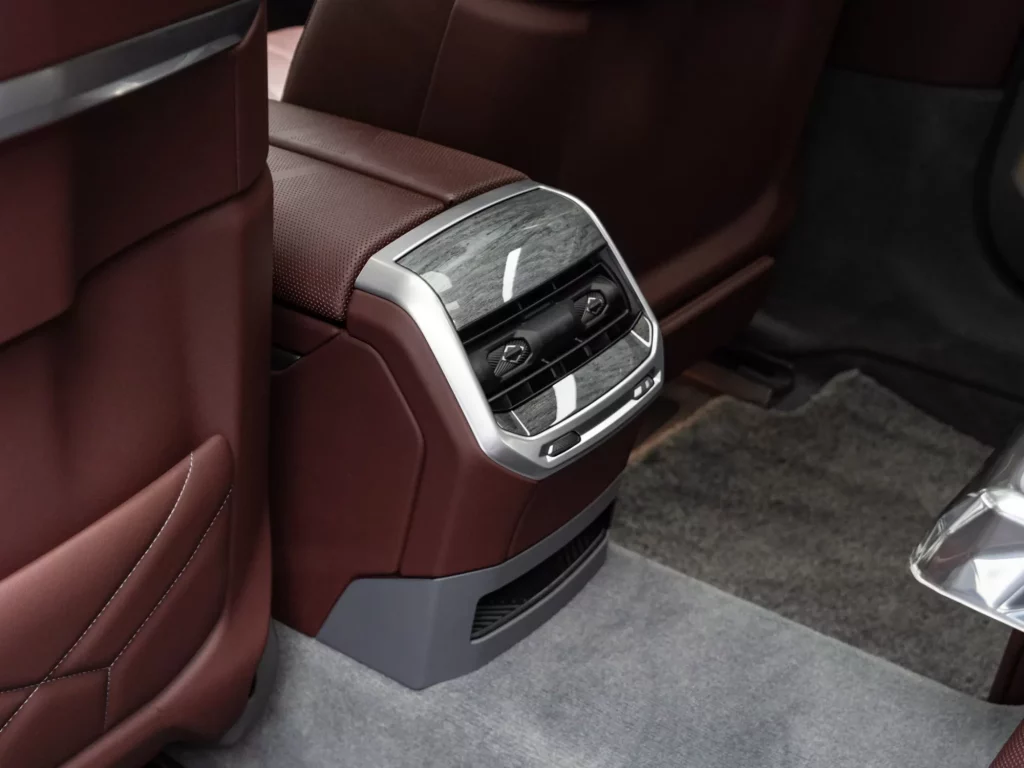 2025 BMW 760i — photo 20