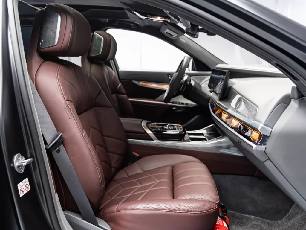 2025 BMW 760i — photo 9