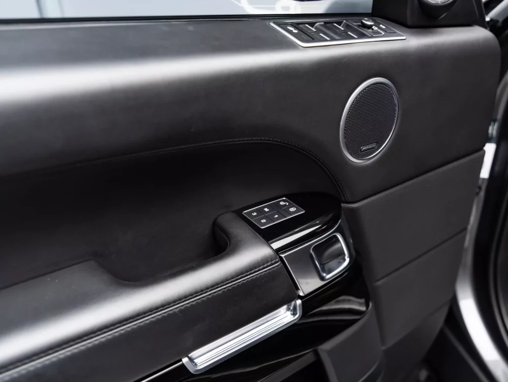 2017 Land Rover Range Rover Vogue SE — photo 8