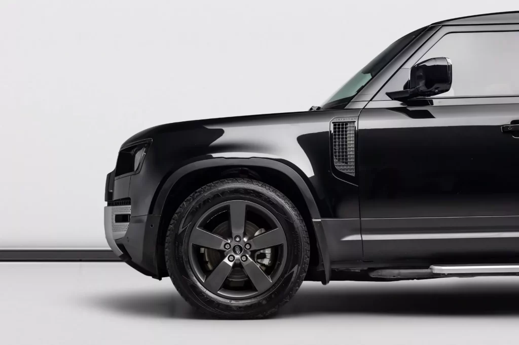 2023 Land Rover Defender P300 SE — photo 7
