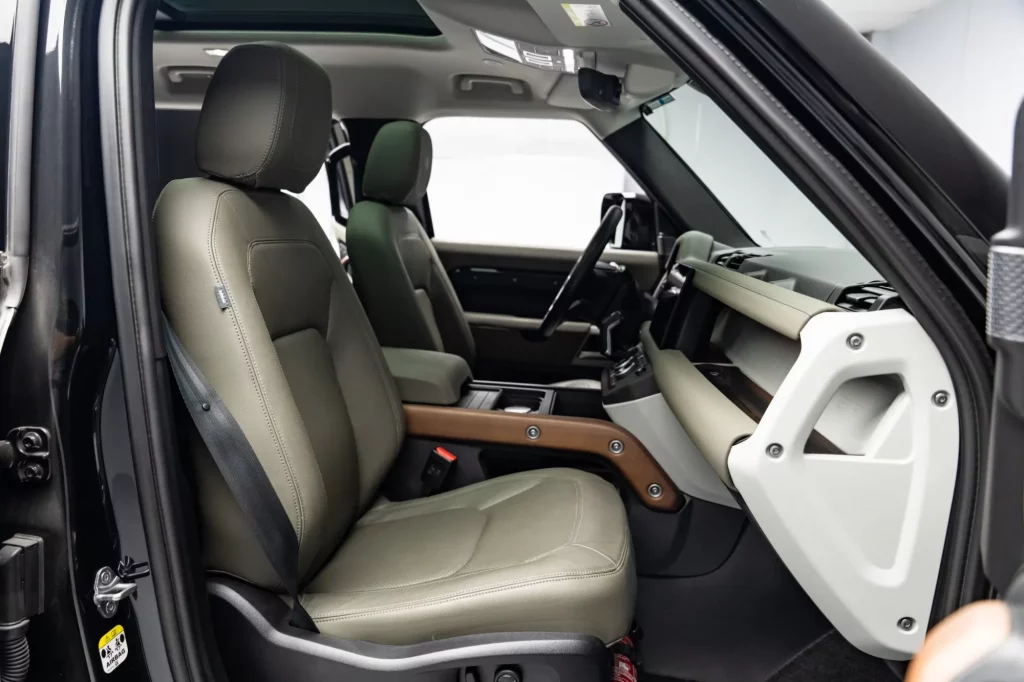 2023 Land Rover Defender P300 SE — photo 9