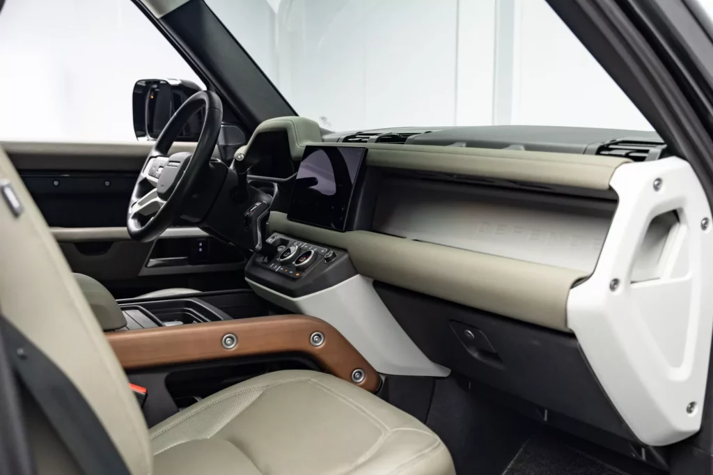2023 Land Rover Defender P300 SE — photo 13