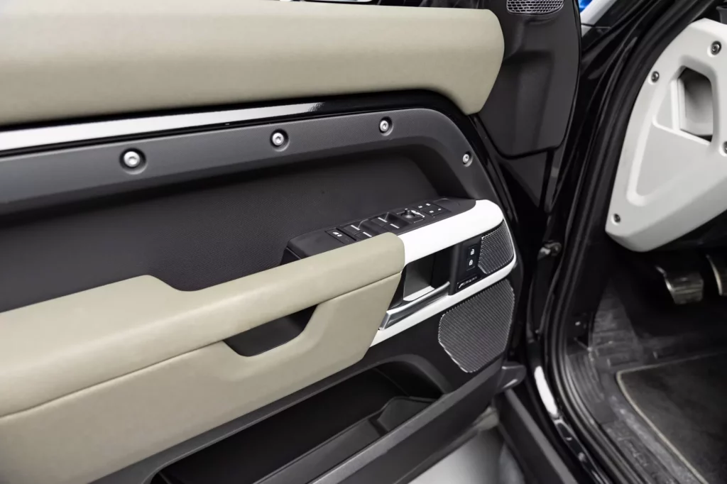 2023 Land Rover Defender P300 SE — photo 18