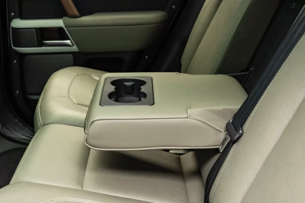 2023 Land Rover Defender P300 SE — photo 19