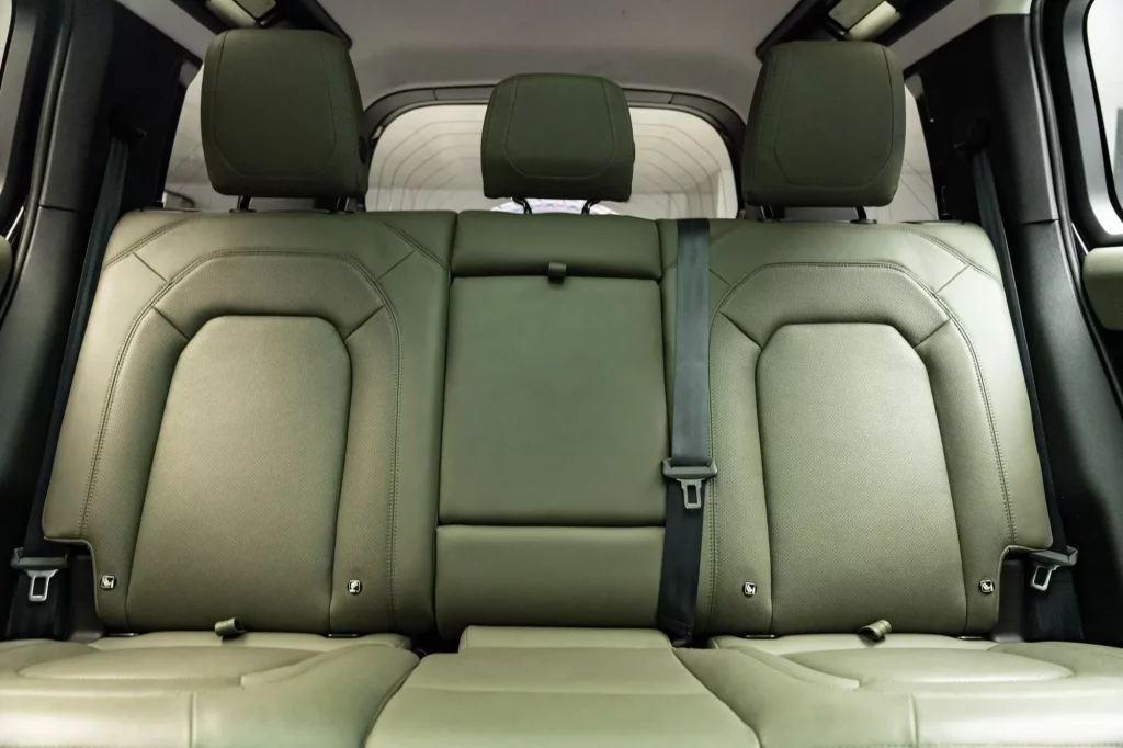 2023 Land Rover Defender P300 SE — photo 17