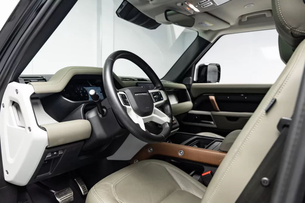2023 Land Rover Defender P300 SE — photo 10