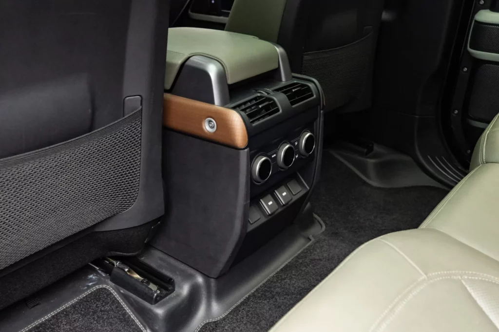 2023 Land Rover Defender P300 SE — photo 20