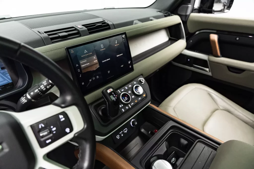 2023 Land Rover Defender P300 SE — photo 15