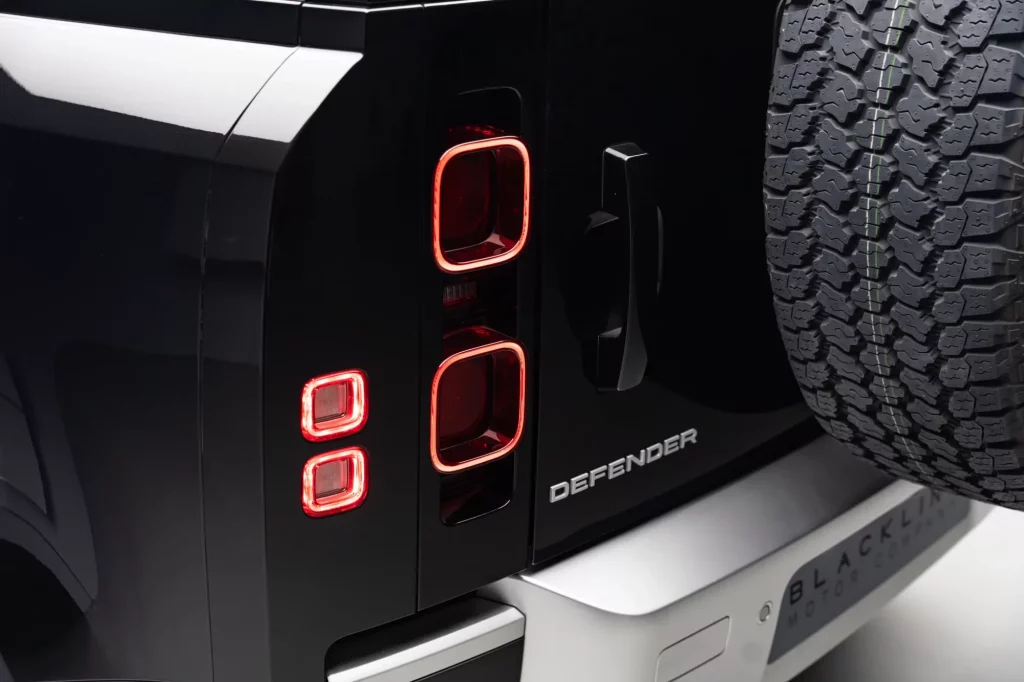 2023 Land Rover Defender P300 SE — photo 5